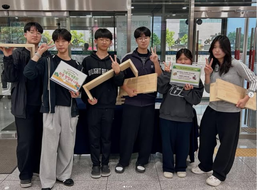 0517_청소년동아리활동지원사업 소속 건축동아리 건축학개론 화분 받침대 나눔활동 이미지