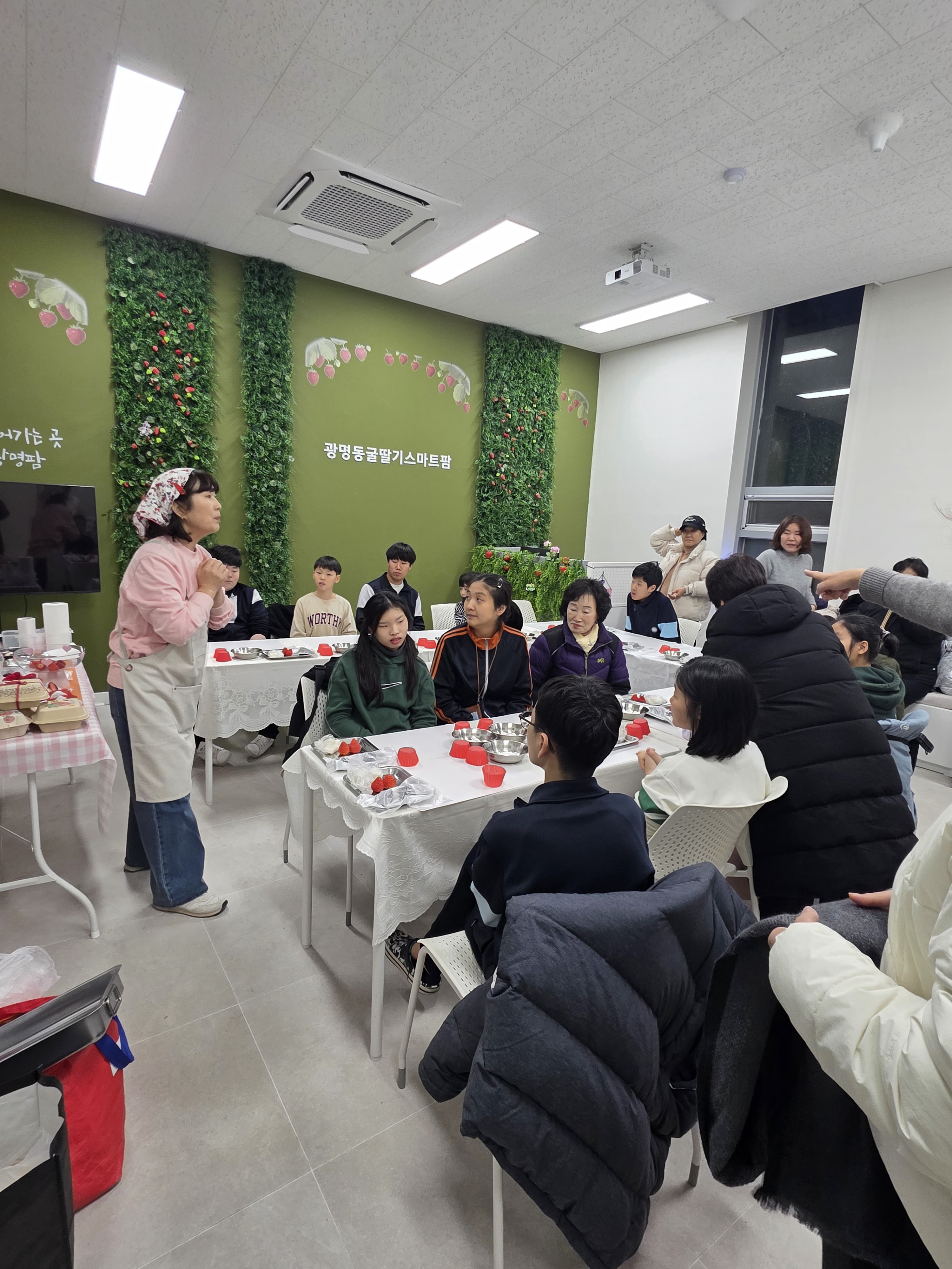 1223청소년방과후아카데미[수련관] 크리스마스데이 "딸기 따서 바로 먹쿡" 이미지